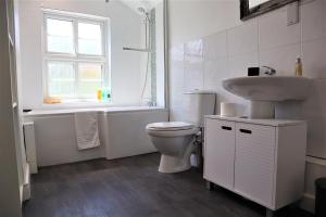 北安普敦Victoria 4 bedroom Serviced House Short Lets - Near Northampton Gen Hosp & Town Centre的白色的浴室设有卫生间和水槽。