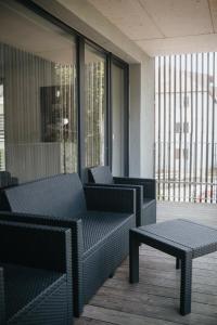 斯塔勒斯普拉维Lakepark Residence的带窗户的客房内配有两把椅子和一张桌子