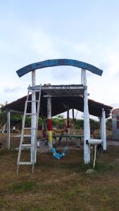 Pousada Panela Cheia的野餐棚,带梯子和长凳