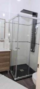 普拉亚Cazino Apartamento III的一间带卫生间的浴室内的玻璃淋浴间