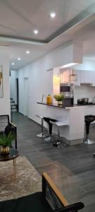 普拉亚Cazino Apartamento III的厨房以及带桌椅的起居室。