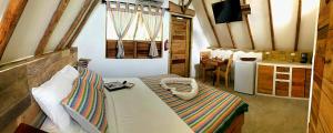 玛雅湾Kin Resort Lodge的客房设有床、桌子和窗户。