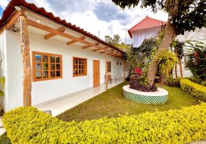 圣佩德罗拉拉古纳Sababa Resort的前面有花园的房子