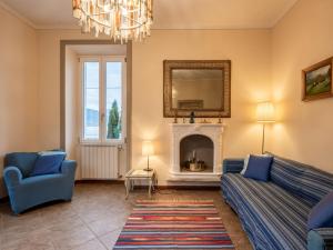 斯特雷萨Apartment La Silente by Interhome的带沙发和壁炉的客厅