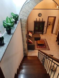 塔尔奎尼亚La Dolce Volta的楼梯通往带沙发的客厅