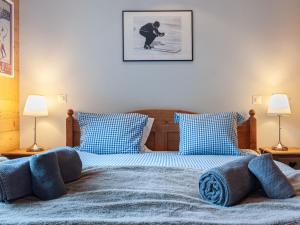 南达莫特格尼迪10号公寓的一间卧室配有两张带蓝色枕头的床