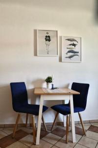 DargunApartment Gästehaus Alte Schule-1 by Interhome的餐桌和2把蓝色椅子