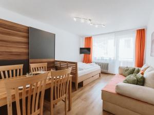 巴德加斯坦Apartment Stubner Kogel Top 18 by Interhome的带沙发的客厅和用餐室