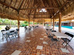 科苏梅尔Hacienda Ixtlan Cozumel的一个带桌椅的凉亭和一个游泳池