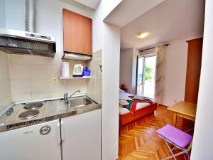 特雷斯塔尼克Apartment Jelka-3 by Interhome的一个带水槽的厨房和一张位于客房内的床