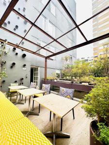 波哥大格雷西酒店的一座配有桌椅的庭院和一座建筑