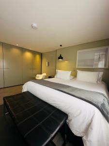波哥大格雷西酒店的一间卧室配有两张床,内设长凳
