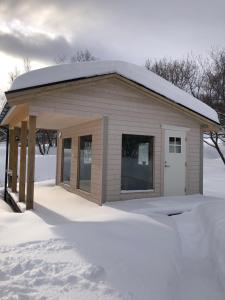 GravdalRelaxing cabin的一座小建筑,地面上积雪