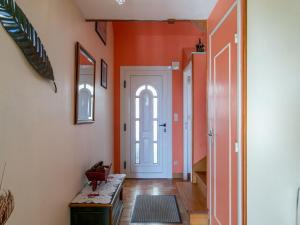 克洛阿尔卡尔诺厄Holiday Home Tal ar Mor - LPU100 by Interhome的走廊上设有橙色墙壁和门