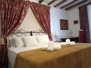 Urrea de GaenCasa Rural La Casona的卧室配有带白色枕头的大床