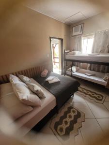 佩尼亚Apart Luis的一间卧室配有两张双层床和一张带枕头的床。