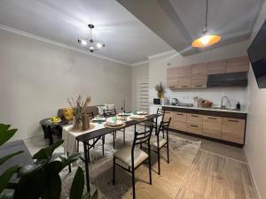 阿拉木图Просторные двухкомнатные апартаменты Терракота的厨房以及带桌椅的用餐室。