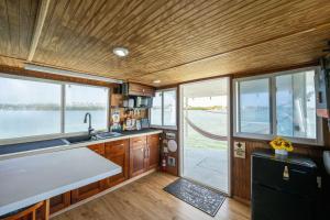 基韦斯特Beautiful Houseboat in Key West的厨房设有木镶板和船上的窗户