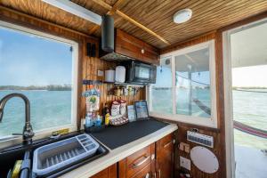 基韦斯特Beautiful Houseboat in Key West的厨房配有水槽和台面