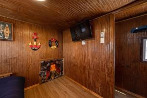 基韦斯特Beautiful Houseboat in Key West的客厅设有木镶板和壁炉