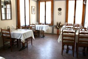 Versegeres La Petite Auberge的用餐室设有桌椅和窗户。