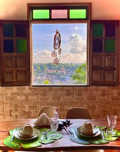 伦索伊斯Pousada do Tom的一张餐桌,享有窗户的景色