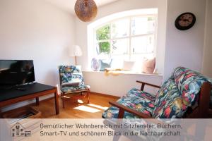 迪森阿姆阿梅尔塞Ferienwohnung ideal für Familien mit Kindern的带沙发和窗户的客厅