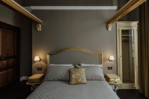 卡塔尼亚B&B Locanda della Vittoria的一间卧室配有一张黄色枕头的床