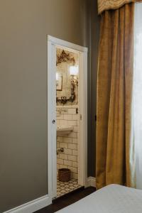 卡塔尼亚B&B Locanda della Vittoria的一间带水槽和镜子的浴室
