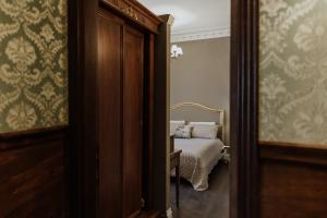 卡塔尼亚B&B Locanda della Vittoria的一间卧室配有一张床,一扇门通往房间