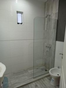吉亚迪诺镇A mi manera - Casa de Sierra的一间带玻璃淋浴和卫生间的浴室