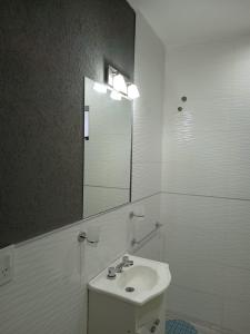 吉亚迪诺镇A mi manera - Casa de Sierra的白色的浴室设有水槽和镜子