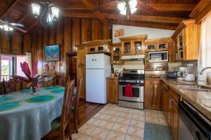 珀拉什奇亚Miramar Suites的厨房配有桌子和白色冰箱。