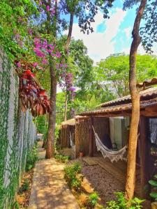 戈亚斯州上帕莱索Morada dos Saguis的房屋前方设有吊床