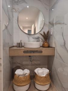 卡拉莫查Aromas del Jiloca, la Trufa Negra的一间带水槽和镜子的浴室