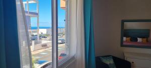 圣胡安海滩Casita La Ballena Tenerife Sur的客房设有一个享有街道景致的窗户。
