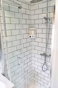 圣奥尔本斯Little Garden View的浴室设有白色地铁瓷砖和淋浴。