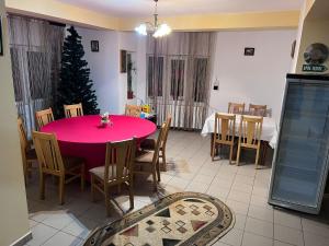 CosteştiPension Nicoleta的一间用餐室,配有粉红色的桌子和圣诞树