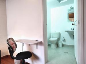 波哥大Habitación sencilla con baño privado Unicentro的一间带椅子、水槽和卫生间的浴室