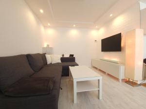 不莱梅Smartpartment Hemelingen - Shared apartment的带沙发和电视的客厅