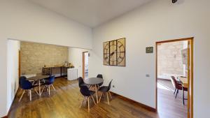 大加那利岛拉斯帕尔马斯Triana Rooms EH的带2张桌子和椅子的房间以及厨房