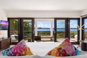 瓦利Songbird 4 BR Anguilla Villa的带沙发的客厅,享有水景