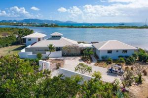 瓦利Songbird 4 BR Anguilla Villa的水边房子的空中景观