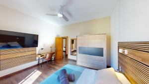 大加那利岛拉斯帕尔马斯Triana Rooms EH的一间卧室配有一张大床和一张书桌