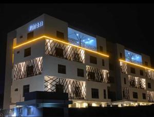 阿布贾Executive Royal Suite Kado的一座建筑,晚上有灯