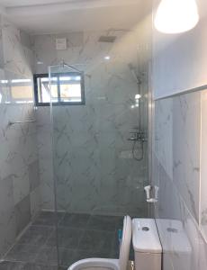 阿布贾Executive Royal Suite Kado的带淋浴、卫生间和盥洗盆的浴室