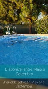 法鲁Quinta dos Viegas的游泳池,带有5月至9月间读书的标志