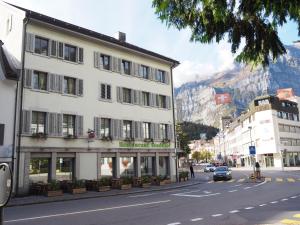 格拉鲁斯Hotel Stadthof Glarus的山边街道上的建筑