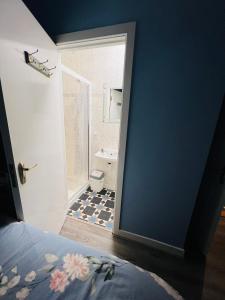 基利贝格斯Double bed Small En-suite for 2的一间卧室设有一扇门,可通往带卫生间的浴室