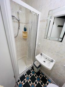 基利贝格斯Double bed Small En-suite for 2的一间带水槽、淋浴和卫生间的浴室